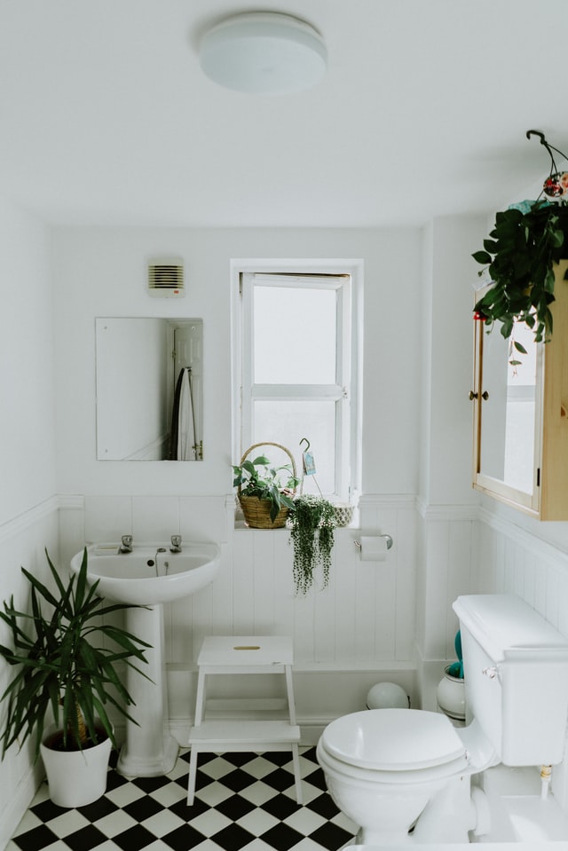 How to save space in a small bathroom